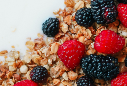 yogur natural con probióticos acompañado de granola y frutas