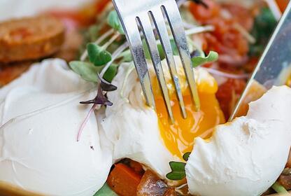 Boiled eggs on salad, example of high-protein, low-calorie food