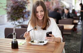 Senora comiendo unas sushis