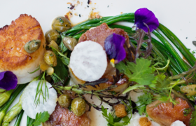 Sommerlicher Salat auf Teller mit Besteck