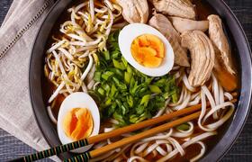 Plato de ramen o sopa de fideos japonesa