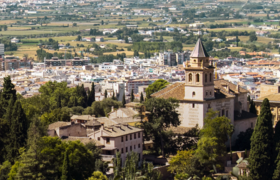 paisaje de Andalucía con árboles y montañas