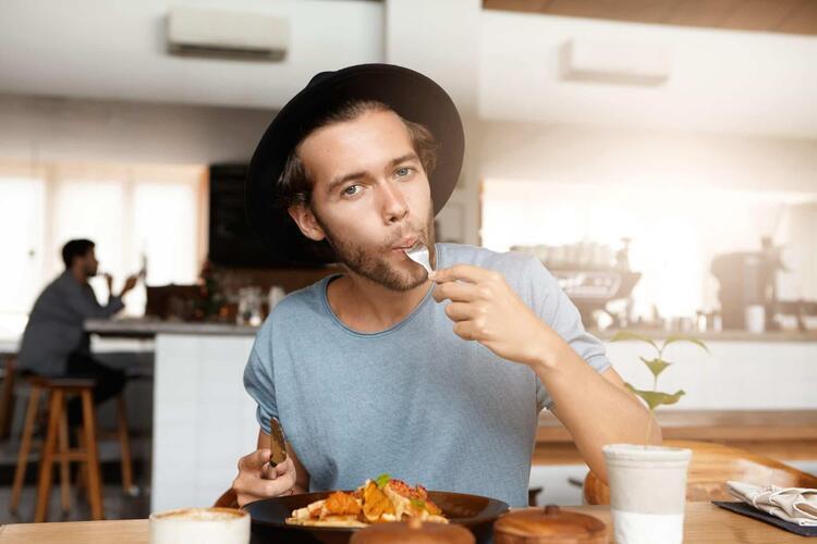 Ir a comer a un restaurante el Día del Soltero es una muy buena idea si quieres socializar.
