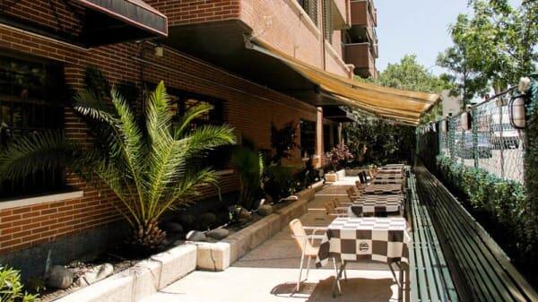 Restaurante Tony Roma´s, con terraza en Madrid, perfecto para celebrar reuniones en grupo
