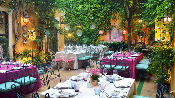 El restaurante Casa Manolo León está en Sevilla y es uno de los restaurantes con más encanto de la ciudad.