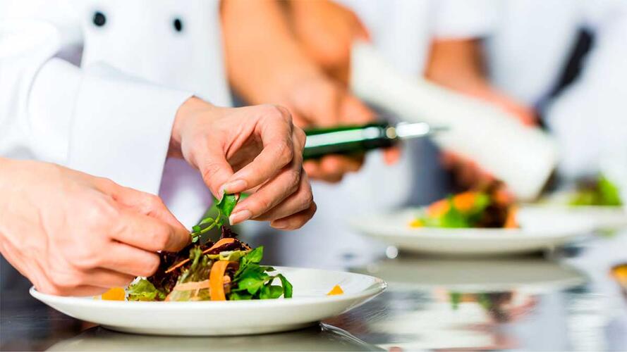 Las mujeres, como chefs en la hostelería, cada vez tienen un papel más relevante.