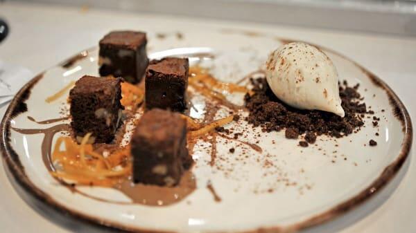  El brownie de chocolate y naranja sevillana es una de las propuestas de El Disparate para cerrar la experiencia gastronómica del Día de la Madre con buen sabor de boc