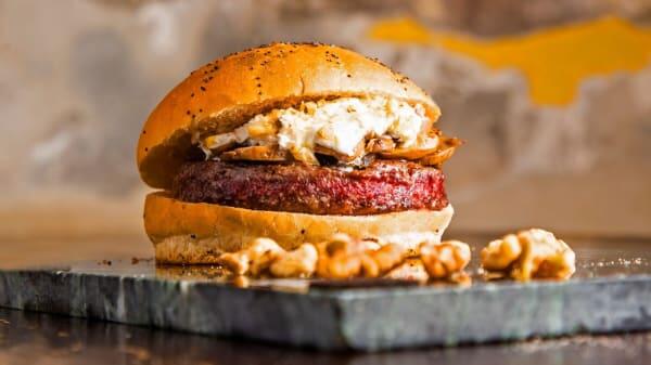 ‘Padam, Padam, Padam’ es una de las exquisitas hamburguesas que encontrarás en The Orange Club
