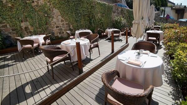Gastronomía tradicional y de proximidad en la idílica terraza del restaurante La Orza