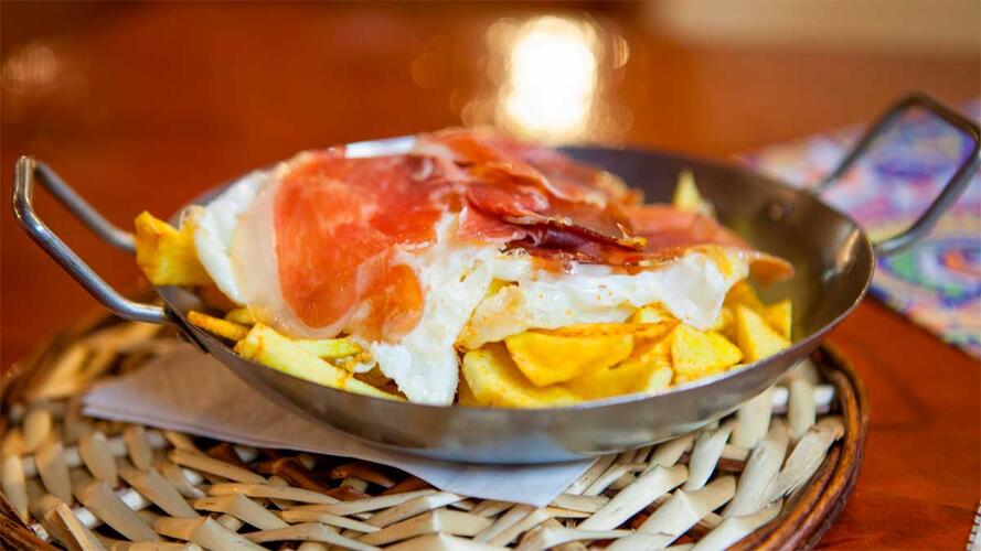 Los huevos rotos o estrellados se sirven como tapa española o plato principal