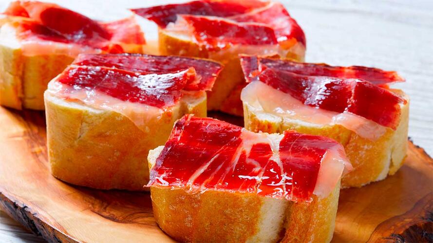 el jamón ibérico es por excelencia la tapa más típica de la gastronomía española