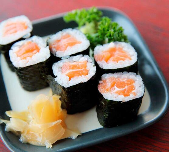 Elaborado con salmón y arroz, el maki saki roll es uno de los preferidos por los “sushi lovers”