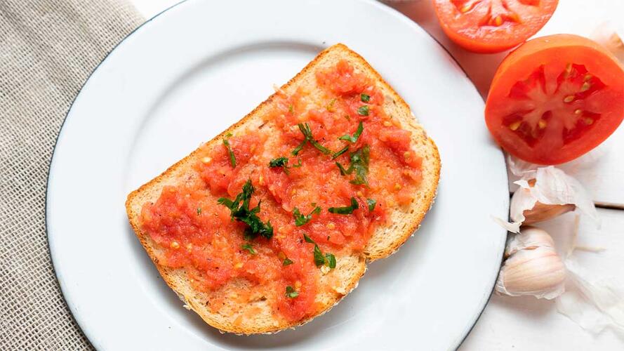 Para desayunar o como tapa, el pan tumaca es un plato típico que podrás probar en cualquier restaurante con comida española