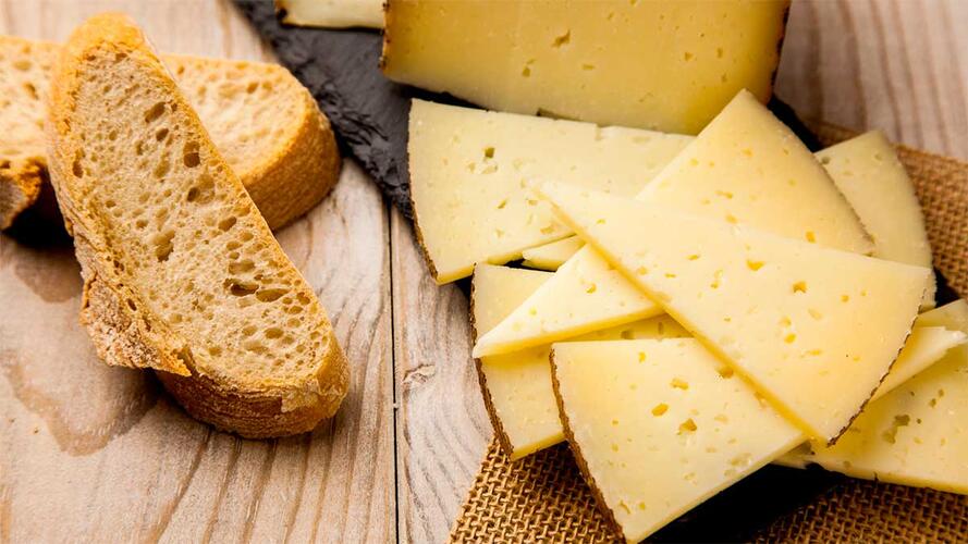 Las tapas de queso son un clásico entre la oferta gastronómica española.