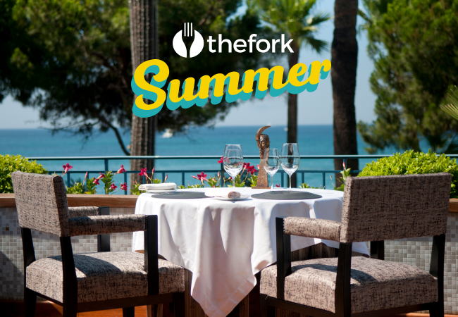 TheFork Summer - Terrasse mit gedecktem Tisch und Ausblick aufs Meer