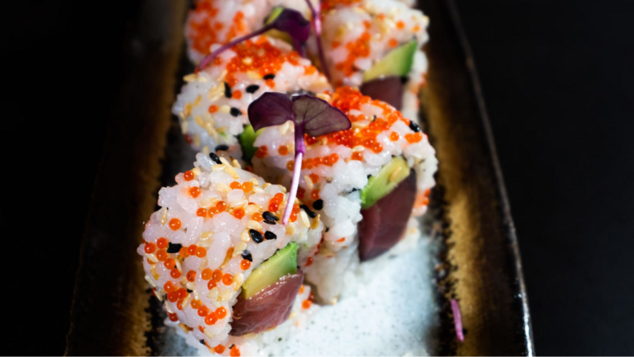 Sushi-Kreation mit Lachs, Avocado und rotem Kaviar