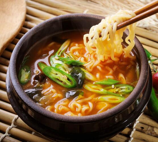 Una sopa ramen es un sopa de fideos conocida mundialmente