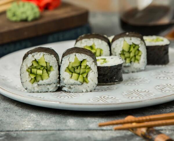 Hosomaki o sushi de rollo “delgado”
