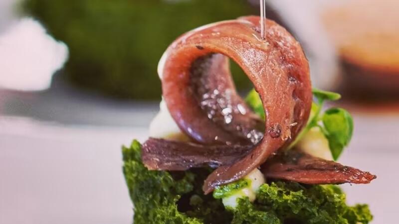 Las “anchoas de nuestra costa Santoña” son un clásico gastronómico de este restaurante cántabro