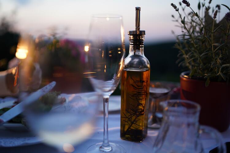 L’huile d’olive, star de la gastronomie italienne, présentée sur une table de dîner en été