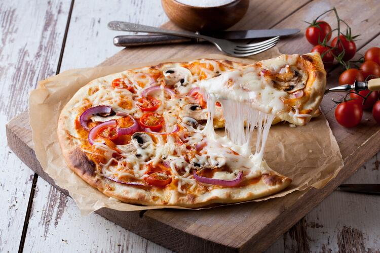 La pizza, spécialité italienne, cuite au four et prête à être dégustée
