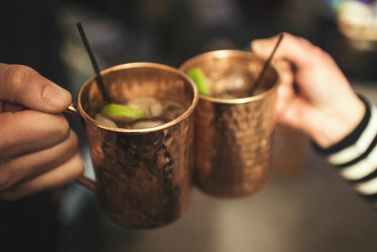  Trinquer dans une tasse de cuivre avec un cocktail Moscow Mule