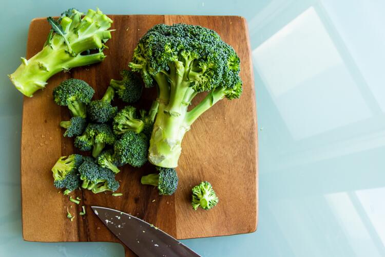 Cime di broccoli su un tagliere 