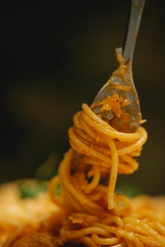 Piatto di spaghetti alla genovese con cipolle e manzo