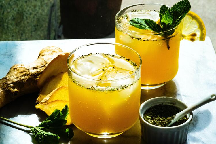 Deux cocktails avec de la ginger beer, de la menthe, du gingembre et du citron