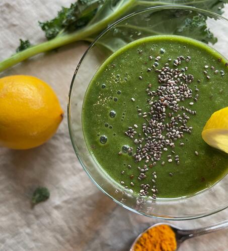 Glass of a green blend, example of a snack in a smoothie diet