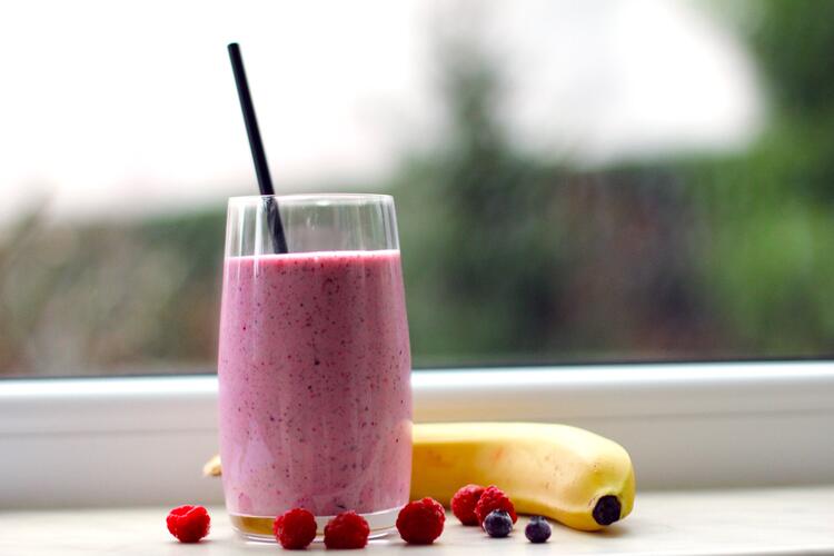 Banana, berries and milk in a smoothie diet plan