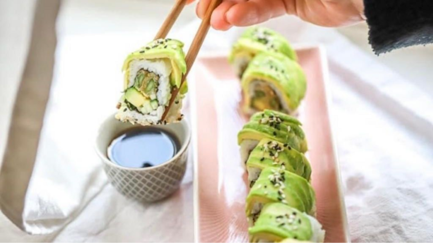 Sushi mit Sojasauce