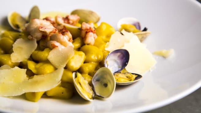 Gnocchetti con pasta di zucca e patate, vongole e gamberi rossi - Rosolino Ristorante, Napoli