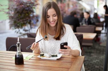 Senora comiendo unas sushis