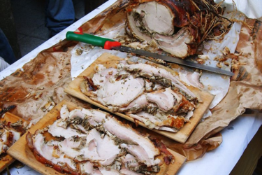 Fa discutere la statua della porchetta a Roma