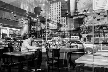 Al ristorante in solitaria? Più bello con questi trucchi