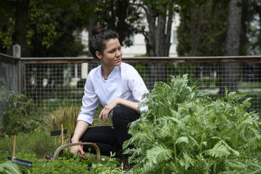 Jessica Rosval guida l'iniziativa del ristorante Roots