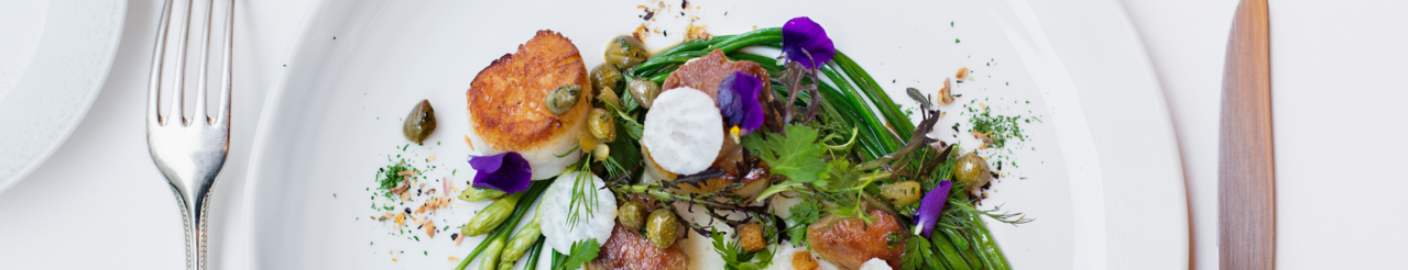 Sommerlicher Salat auf Teller mit Besteck