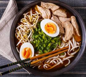 Plato de ramen o sopa de fideos japonesa