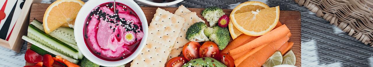 Apéritif 100% végétarien : carottes, avocat, poivrons, concombres, brocolis, houmous…