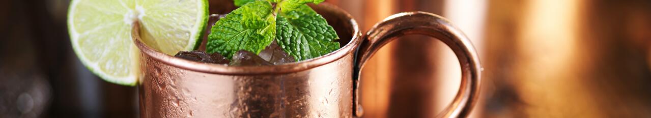 Le Moscow Mule, cocktail vodka et ginger beer, servi dans une tasse en cuivre