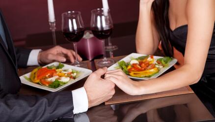 ¿Qué tomar en una cena romántica en pareja?